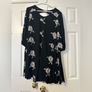 Black and white dress! Quarter length arms.